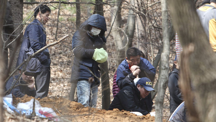 메인이미지  1 :  19일 오후 충북 진천군의 한 야산에서 경찰이 5년 전 숨진 4살배기 딸을 암매장한 30대 아버지와 함께 시신을 수색하고 있다.