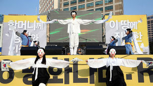 [슬라이드 포토] "할머니께 명예를"&hellip;2016 평화나비 콘서트