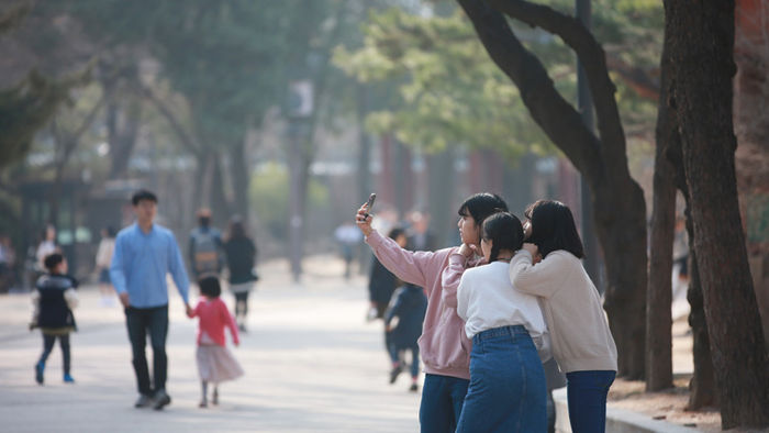 메인이미지  4 : 낮 최고기온이 10∼20도를 보이는 등 봄기운이 완연한 19일 오후 덕수궁에서 학생들이 기념사진을 찍고 있다.