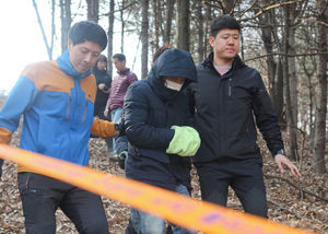 의붓 딸 암매장 계부 "친모가 딸 물고문"&hellip;경찰 수사 확대