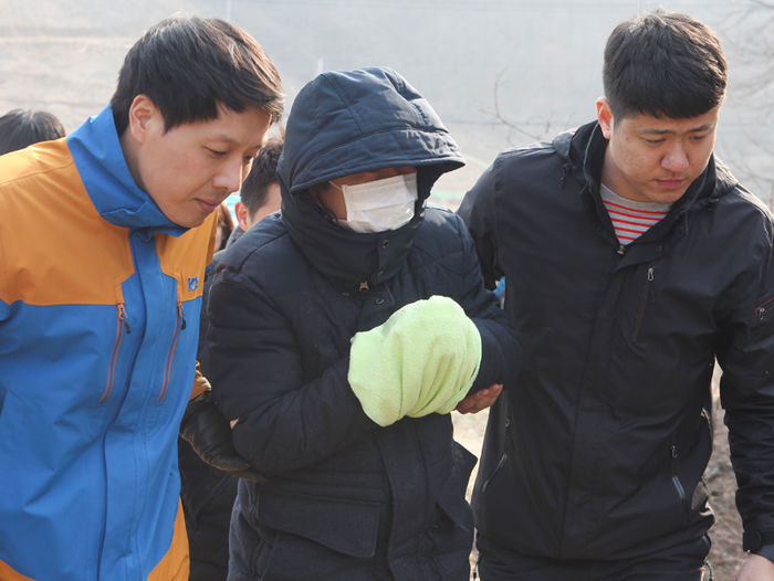 메인이미지  2 :  19일 오후 충북 진천군 백곡면 야산 중턱에서 안모(38)씨가 5년 전 4살배기 딸을 암매장한 장소를 경찰과 찾고 있다. 