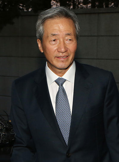메인이미지  5 : 정몽준 아산재단이사장이 20일 오후 고 아산(峨山) 정주영 현대그룹 명예회장의 15주기 제사에 참석하기 위해 서울 한남동에 위치한 정몽구 현대자동차 회장의 자택으로 들어가고 있다.