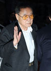 섬네일이미지  4:정상영 KCC 명예회장이 20일 오후 고 아산(峨山) 정주영 현대그룹 명예회장의 15주기 제사에 참석하기 위해 서울 한남동에 위치한 정몽구 현대자동차 회장의 자택으로 들어가고 있다.