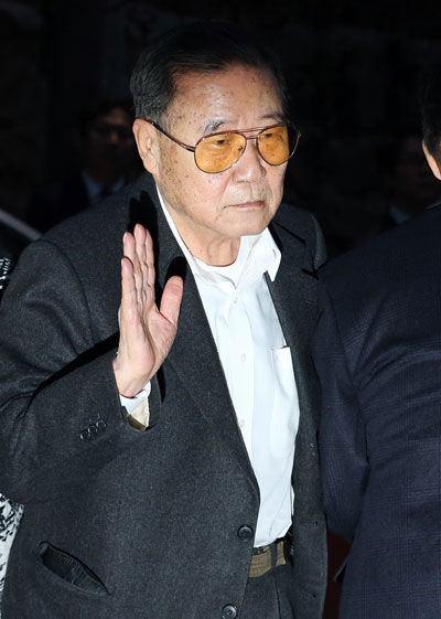 메인이미지  4 : 정상영 KCC 명예회장이 20일 오후 고 아산(峨山) 정주영 현대그룹 명예회장의 15주기 제사에 참석하기 위해 서울 한남동에 위치한 정몽구 현대자동차 회장의 자택으로 들어가고 있다.