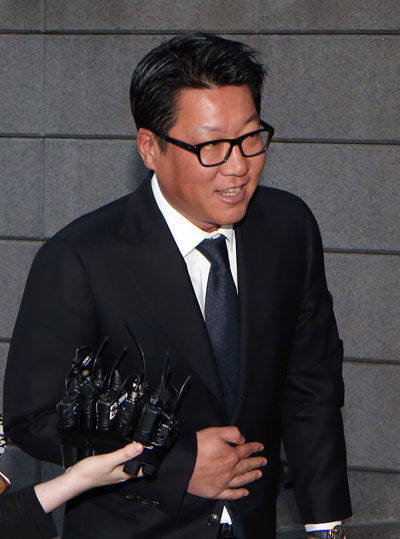메인이미지  6 : 정지선 현대백화점그룹 회장이 20일 오후 고 아산(峨山) 정주영 현대그룹 명예회장의 15주기 제사에 참석하기 위해 서울 한남동에 위치한 정몽구 현대자동차 회장의 자택으로 들어가고 있다.
