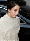 섬네일이미지  3:정대선 현대 비에스앤씨 사장 부인인 노현정씨가 20일 오후 고 아산(峨山) 정주영 현대그룹 명예회장의 15주기 제사에 참석하기 위해 서울 한남동에 위치한 정몽구 현대자동차 회장의 자택으로 들어가고 있다.