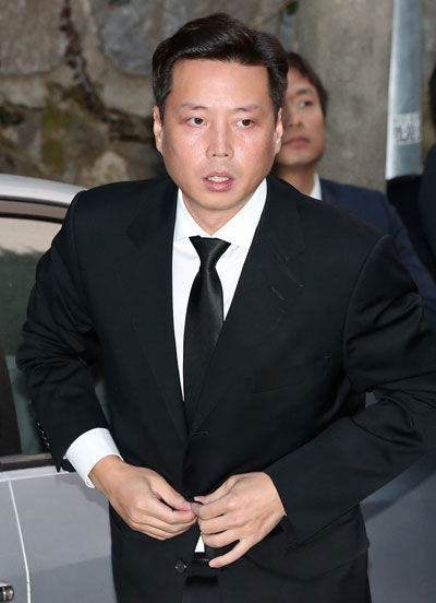 메인이미지  7 : 정대선 현대 비에스앤씨 사장이 20일 오후 고 아산(峨山) 정주영 현대그룹 명예회장의 15주기 제사에 참석하기 위해 서울 한남동에 위치한 정몽구 현대자동차 회장의 자택으로 들어가고 있다.