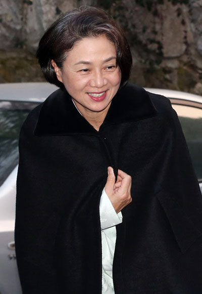 메인이미지  8 : 정몽준 아산재단이사장 부인인 김영명 씨가 20일 오후 고 아산(峨山) 정주영 현대그룹 명예회장의 15주기 제사에 참석하기 위해 서울 한남동에 있는 정몽구 현대자동차 회장의 자택으로 들어가고 있다.