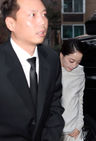 섬네일이미지  1:정대선 현대 비에스앤씨 사장이 20일 오후 고 아산(峨山) 정주영 현대그룹 명예회장의 15주기 제사에 참석하기 위해 부인인 노현정 씨와 서울 한남동에 위치한 정몽구 현대자동차 회장의 자택으로 들어가고 있다.