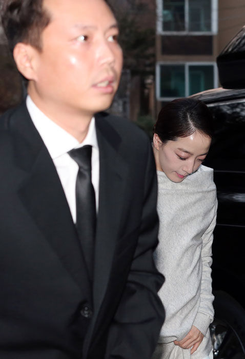 메인이미지  1 : 정대선 현대 비에스앤씨 사장이 20일 오후 고 아산(峨山) 정주영 현대그룹 명예회장의 15주기 제사에 참석하기 위해 부인인 노현정 씨와 서울 한남동에 위치한 정몽구 현대자동차 회장의 자택으로 들어가고 있다.