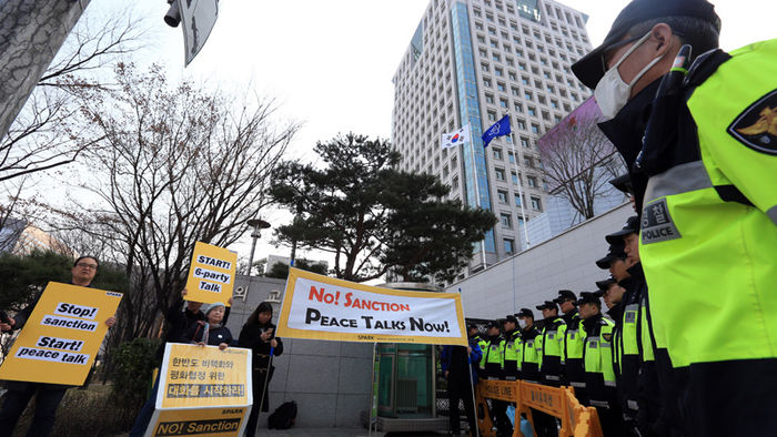 메인이미지  3 : 한미간 고위급 대북 제재 협의가 열린 21일 오후 서울 도렴동 외교부 앞에서 평화와통일을여는사람들 등 시민단체 회원들이 대북 제재를 규탄하는 집회를 갖고 있다. 