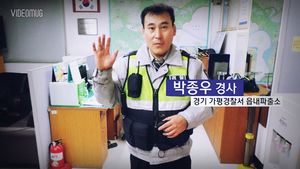 시뻘건 불길 속 93세 할머니 구조한 경찰&hellip;감동 사연