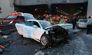 아우디 4.5ｍ지하차도 아래로 추락 '날벼락'&hellip;1명 사망