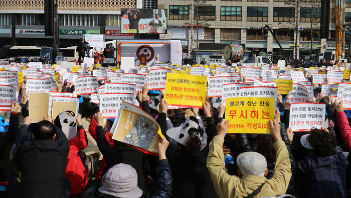 메인이미지  2 : 조계종 한전부지 환수위원회는 봉은사 소유였던 한전부지 환수를 위해 23일 서울시청 앞 광장에서 대규모 기원법회를 봉행했다. 이날 법회에는 스님과 신도 3천500여 명(경찰 추산&middot;주최측 주장 1만 명)이 참석했다. [대한불교조계종 제공]