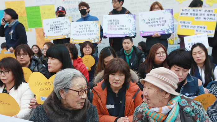 메인이미지  2 : 23일 서울 종로구 일본대사관 앞에서 열린 위안부 문제 해결을 위한 정기 수요시위에서 참가자들이 일본 정부의 사죄 등을 촉구하고 있다.