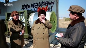 [비디오머그] 활짝 웃는 北 김정은 뒤로&hellip;눈에 띈 섬뜩한 문구