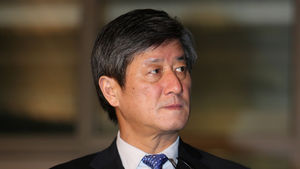 검찰, 이용관 전 부산영화제 집행위원장 17시간 조사