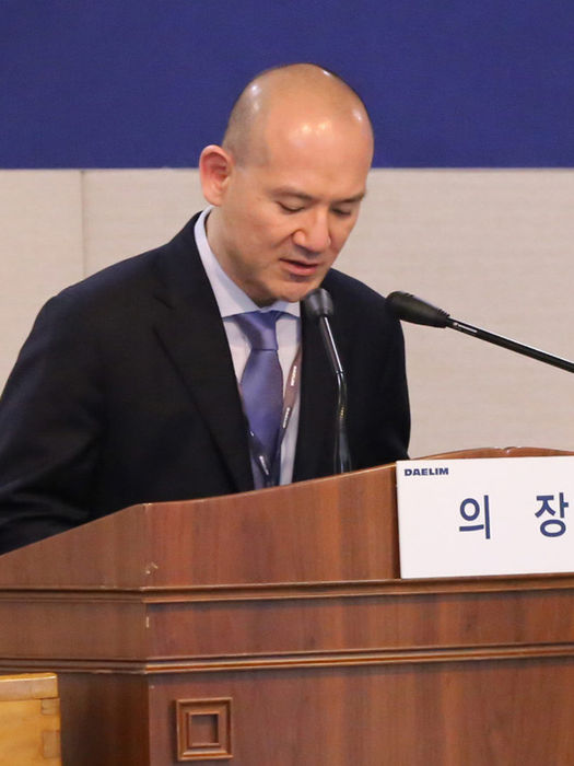 메인이미지  3 : 운전기사를 상습적으로 폭행하고 폭언을 퍼부었다는 주장이 제기돼 물의를 빚은 이해욱 대림산업 부회장이 사과했다.

