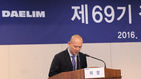 섬네일이미지  2:운전기사를 상습적으로 폭행하고 폭언을 퍼부었다는 주장이 제기돼 물의를 빚은 이해욱 대림산업 부회장이 사과했다.
