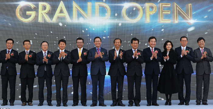 메인이미지  1 : 25일 오전 서울 용산 신라아이파크 면세점에서 열린 개장식에서 정몽규 현대산업개발 회장(왼쪽 넷째부터), 성장현 용산구청장, 송하진 전북도지사, 최문순 강원도지사, 이시종 충북도지사, 이낙연 전남도지사, 이부진 호텔신라 사장 등이 테이프 커팅식을 한 뒤 박수를 치고 있다.(서울=연합뉴스)