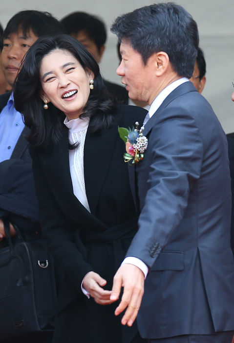 메인이미지  7 : 이부진 신라호텔 사장(왼쪽)과 정몽규 현대산업개발 회장이 25일 오전 서울 용산구 신라아이파크 면세점에서 열린 개장식에서 참석자들에게 자리를 안내하고 있다.(서울=연합뉴스)