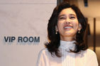 섬네일이미지  5:이부진 호텔신라 사장이 25일 오전 서울 용산 신라아이파크 면세점에서 개장식을 마친 뒤 VIP 룸 앞에서 취재진 질문에 답하고 있다.(서울=연합뉴스)