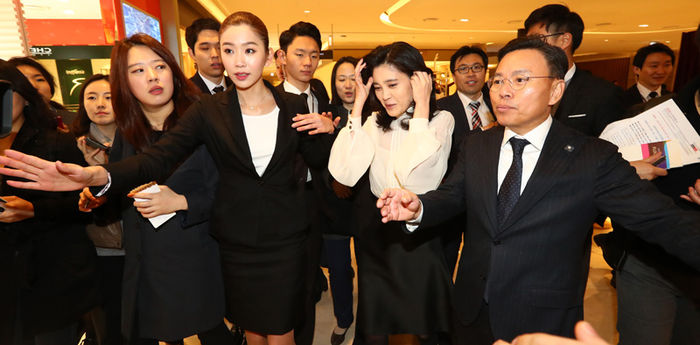 메인이미지  4 : 이부진 호텔신라 사장이 25일 오전 서울 용산 신라아이파크 면세점에서 개장식을 마친 뒤 매장을 둘러 보던 중 취재진이 몰리자 황급히 VIP룸으로 이동하고 있다. (서울=연합뉴스)