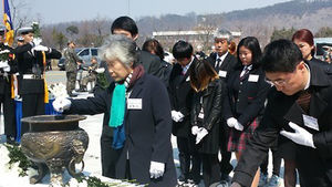 천안함 피격 6주년&hellip;"애통하고 비통&hellip;아들 보고 싶다"