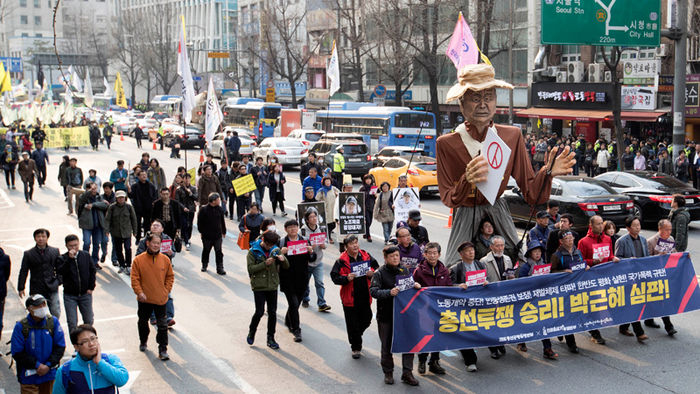 메인이미지  8 : 26일 오후 용산구 서울역광장에서 열린 '5차 민중총궐기, 2016 총선투쟁 승리 범국민대회'에서 참석자들이 노동개악 중단, 민중생존권 보장, 국가폭력 규탄 등을 요구하고 있다.