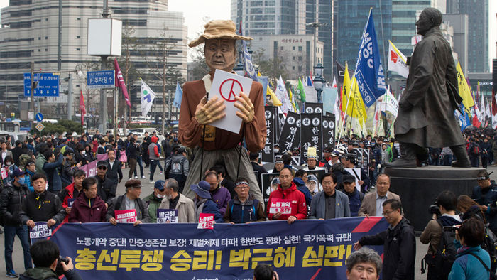 메인이미지  7 : 26일 오후 용산구 서울역광장에서 열린 '5차 민중총궐기, 2016 총선투쟁 승리 범국민대회'에서 참석자들이 노동개악 중단, 민중생존권 보장, 국가폭력 규탄 등을 요구하고 있다.