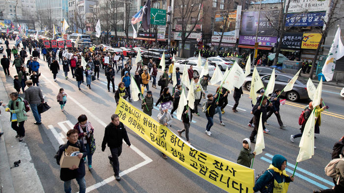 메인이미지  6 : 26일 오후 용산구 서울역광장에서 열린 '5차 민중총궐기, 2016 총선투쟁 승리 범국민대회'에서 참석자들이 노동개악 중단, 민중생존권 보장, 국가폭력 규탄 등을 요구하고 있다.