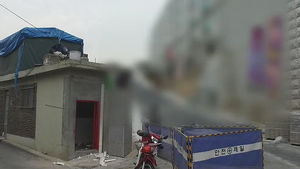"장애인이 자랑이냐"&hellip;집 현관문 막고 신축 공사
