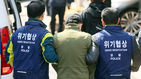 섬네일이미지  4:전 여자친구의 남자 친구를 붙잡고 인질극을 벌이다가 경찰에 체포된 A(24)씨가 25일 오후 인천시 남동구 전 여자친구의 집에서 나와 경찰차량에 탑승하고 있다. (인천=연합뉴스)