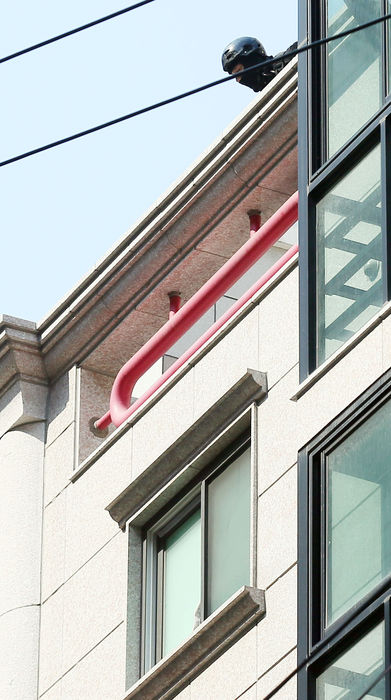메인이미지  3 : 인천경찰청 소속 경찰특공대원이 25일 오후 인질극 사건이 벌어진 인천시 남동구의 한 빌라를 살피고 있다. (인천=연합뉴스)