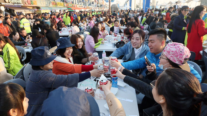 메인이미지  2 :  28일 오후 인천시 중구 월미 문화의 거리에서 열린 '중국 아오란그룹 임직원 치맥파티' 행사에서 아오란그룹 임직원 4천500명이 치킨과 맥주를 즐기고 있다. 