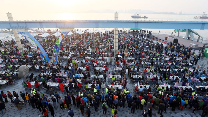 메인이미지  7 :  28일 오후 인천시 중구 월미 문화의 거리에서 열린 '중국 아오란그룹 임직원 치맥파티' 행사에서 아오란그룹 임직원 4천500명이 치킨과 맥주를 즐기고 있다. 