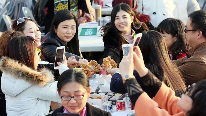 메인이미지  4 :  28일 오후 인천시 중구 월미 문화의 거리에서 열린 '중국 아오란그룹 임직원 치맥파티' 행사에서 아오란그룹 임직원 4천500명이 치킨과 맥주를 즐기고 있다. 