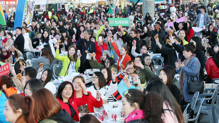 메인이미지  6 :  28일 오후 인천시 중구 월미 문화의 거리에서 열린 '중국 아오란그룹 임직원 치맥파티' 행사에서 아오란그룹 임직원 4천500명이 치킨과 맥주를 즐기고 있다. 