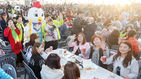 섬네일이미지  3: 28일 오후 인천시 중구 월미 문화의 거리에서 열린 '중국 아오란그룹 임직원 치맥파티' 행사에서 아오란그룹 임직원 4천500명이 치킨과 맥주를 즐기고 있다. 