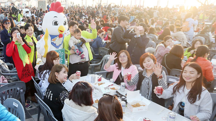 메인이미지  3 :  28일 오후 인천시 중구 월미 문화의 거리에서 열린 '중국 아오란그룹 임직원 치맥파티' 행사에서 아오란그룹 임직원 4천500명이 치킨과 맥주를 즐기고 있다. 