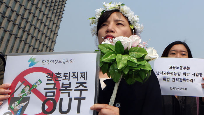메인이미지  1 : 민주노총 여성위원회 등 8개 여성 단체 회원들이 29일 오전 서울 광화문 광장에서 '여성노동자 결혼퇴직 관행 철폐를 위한 금복주 불매선언 여성, 노동계 기자회견'을 하고 있다. 참가자들이 피켓시위를 하고 있다. 