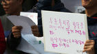 섬네일이미지  3:29일 오후 종로구 서울시선관위 앞에서 열린 발달장애인 선거권 보장 촉구 기자회견에서 참석자들이 모든 발달장애인이 이해할 수 있는 선거공보물 제공과 비밀투표 권리보장 등을 촉구하는 피켓시위를 하고 있다. 