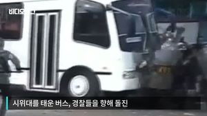 [비디오머그] 반정부 시위대 태운 버스, 경찰 향해 돌진&hellip;실제 상황