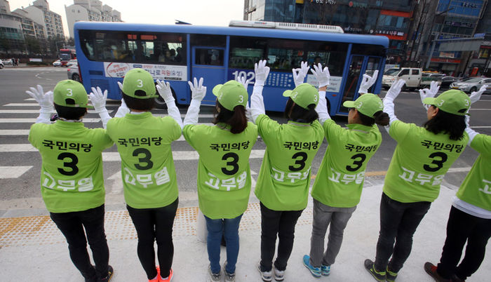 메인이미지  5 : 4.13 총선 공식 선거운동 첫날인 31일 대전 유성구 충남대정문 오거리에서 국민의당 고무열 후보 운동원들이 지지를 호소하고 있다.(대전=연합뉴스)