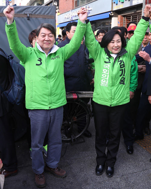 메인이미지  6 : 서울 강북구갑에 출마하는 국민의당 김기옥 후보가 31일 오전 서울 지하철 4호선 수유역 인근에서 연설을 하고 있다. 왼쪽은 지원유세에 나선 안철수 상임공동대표. (서울=연합뉴스)