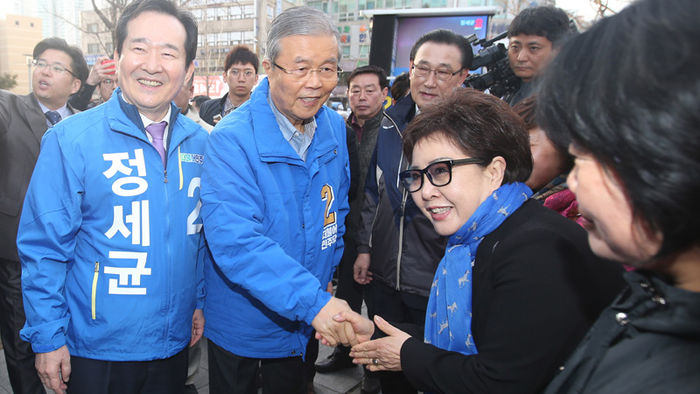 메인이미지  3 : 더불어민주당 김종인 비상대책위원회 대표가 4&middot;13 총선 공식선거운동 첫날인 31일 서울 종로구 동묘앞역에서 열린 정세균 후보 지원유세에서 시민들과 악수하고 있다. (서울=연합뉴스)