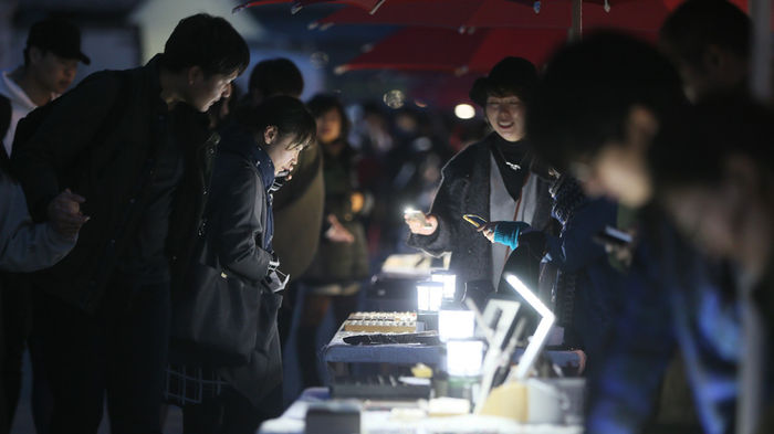 메인이미지  7 : 31일 서울 여의도 한강공원 물빛광장에서 시민들이 '서울 밤 도깨비 야시장'을 둘러보고 있다 .