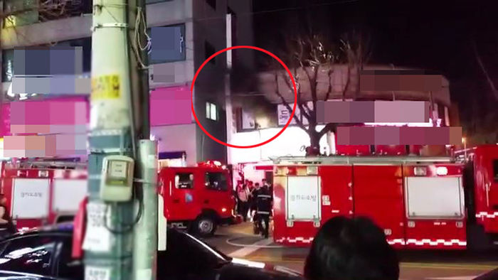 메인이미지  4 : 1일 오후 7시 25분께 경기도 안산시 상록구 한 2층짜리 상가건물 2층에 있는 실용음악학원에서 불이 나 기타 강사 이 모(43) 씨와 드럼 수강생 김 모(26) 씨가 숨지고 나머지 수강생 6명이 연기를 흡입해 병원에서 치료를 받고 있다. 소방관이 현장으로 진입해 창문을 열자 시커먼 연기가 하늘로 치솟고 있다. (독자 남기해 씨 제공)