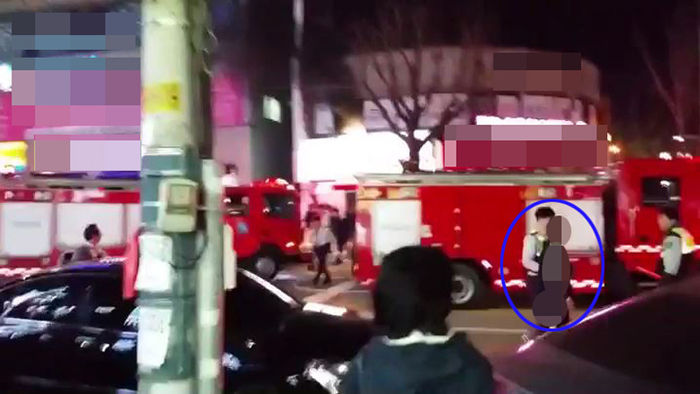 메인이미지  5 : 1일 오후 7시 25분께 경기도 안산시 상록구 한 2층짜리 상가건물 2층에 있는 실용음악학원에서 불이 나 기타 강사 이 모(43) 씨와 드럼 수강생 김 모(26) 씨가 숨지고 나머지 수강생 6명이 연기를 흡입해 병원에서 치료를 받고 있다. 경찰이 A군을 현장에서 붙잡아 파출소로 연행하고 있다. (독자 남기해 씨 제공)