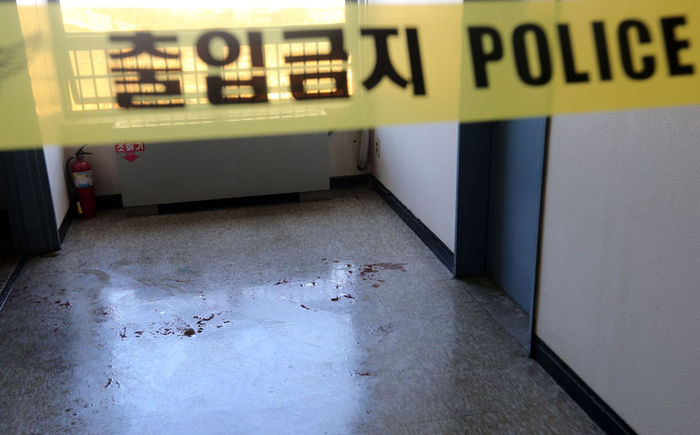 메인이미지  4 : 4일 서울 관악경찰서 사이버범죄수사팀 앞의 염산추정테러 현장. 이 날 오전 8시45분께 서울 관악경찰서 3층 사이버수사팀 복도 앞에서 전모씨가 해당 팀 박모 경사에게 염산으로 추정되는 액체를 뿌렸다.